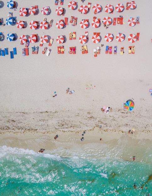 Foto vista ad alta angolazione delle persone sulla spiaggia