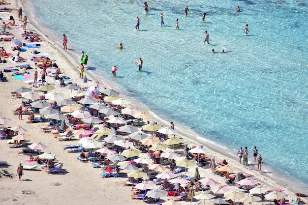 Foto vista ad alta angolazione delle persone sulla spiaggia