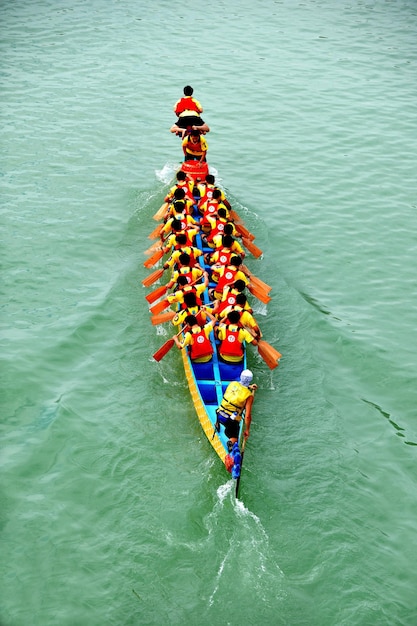 Foto vista ad alta angolazione delle persone in barca sul fiume