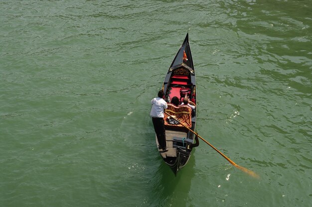 Photo high angle view of people on boat sailing in canal