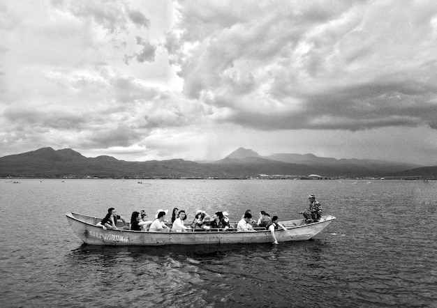 Photo high angle view of people in boat on sea