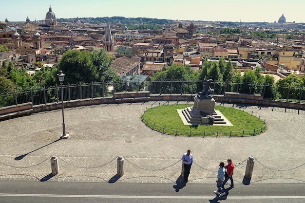 Photo high angle view of people by monument in city during sunny day