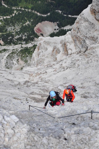 Foto vista ad alta angolazione di persone che si arrampicano sulla roccia