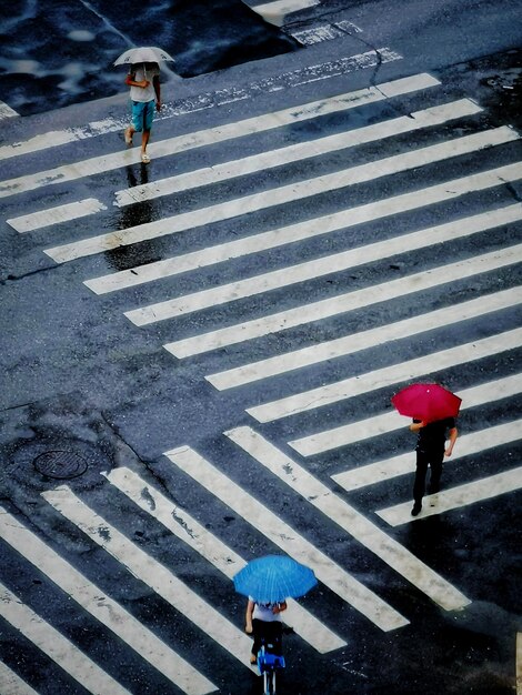 Photo high angle view of people crossing road