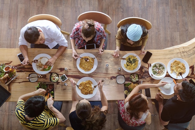 Photo high angle view of people eating food