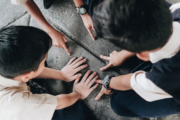 Photo high angle view of people gesturing while playing on floor