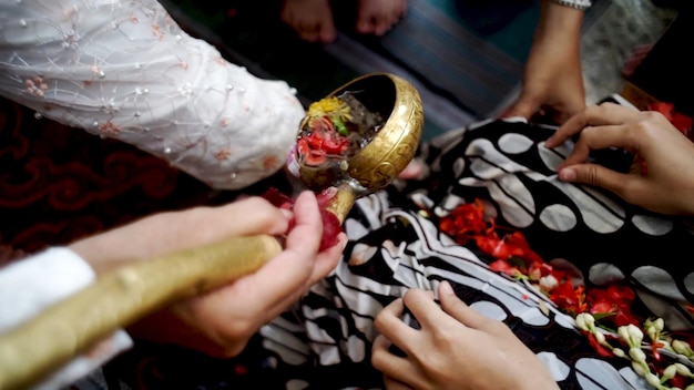 Foto vista ad alta angolazione della mano delle persone che eseguono rituali tradizionali