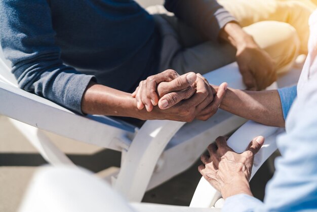 Foto vista ad alto angolo delle mani delle persone