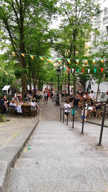 Foto vista ad alto angolo di persone che festeggiano in strada in città