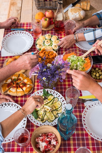 Foto vista ad alto angolo di persone che mangiano