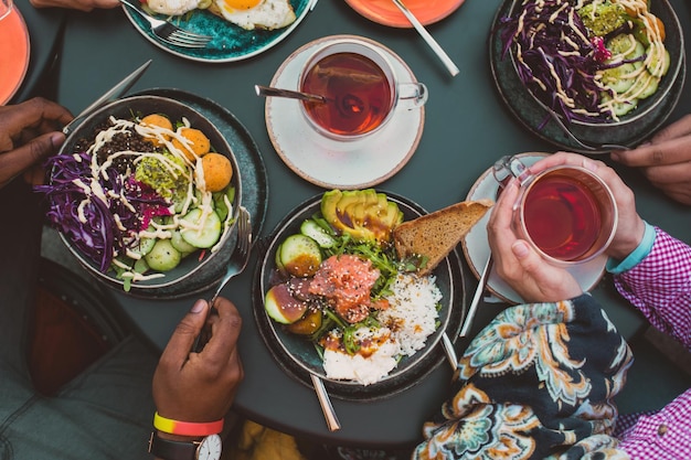 Foto vista ad alto angolo di persone che mangiano