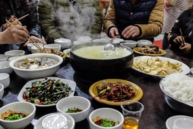 Foto vista ad alto angolo di persone che mangiano