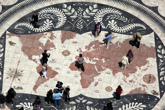 Foto vista ad alta angolazione delle persone al monastero di jeronimos