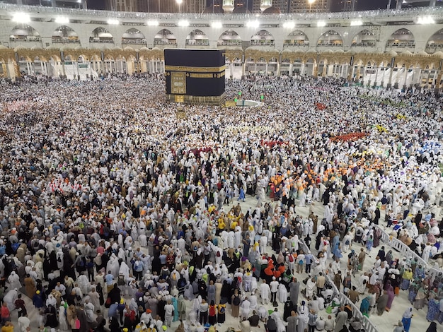 Photo high angle view of people at kaaba