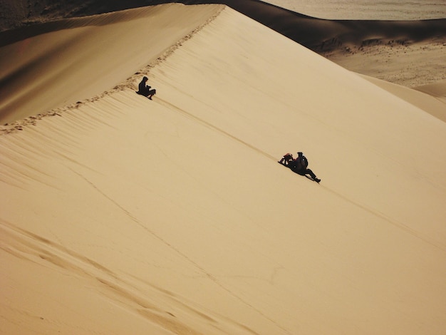 Photo high angle view of people playing in desert