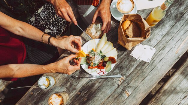 Foto vista ad alta angolazione delle persone che preparano il cibo sul tavolo