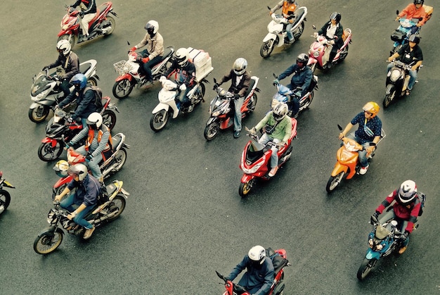 Foto vista ad alta angolazione di persone che guidano veicoli per strada