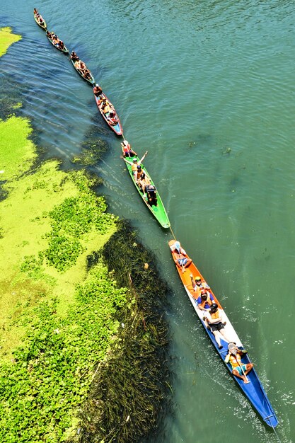 Foto vista ad alta angolazione di persone che remano le barche nel fiume in una giornata di sole