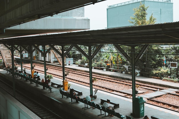 鉄道駅に座っている人々の高角度の景色