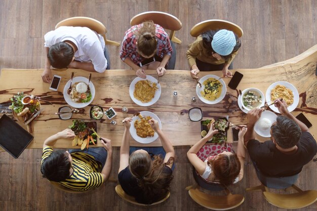 Foto vista ad alta angolazione delle persone sedute sul tavolo