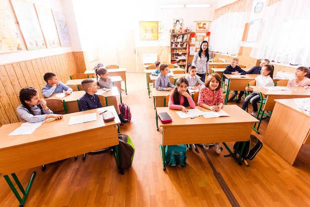 Foto vista ad alta angolazione delle persone sedute sul tavolo