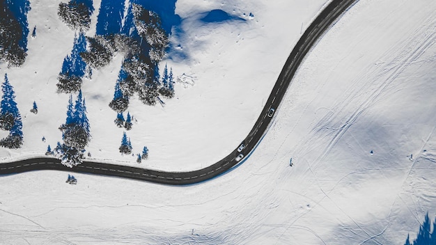 Foto vista ad alta angolazione delle persone sulla montagna coperta di neve