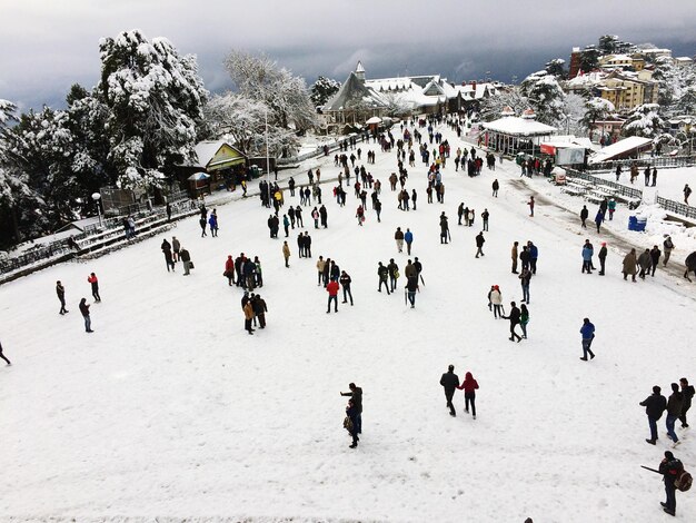 Foto vista ad alta angolazione delle persone sulla montagna coperta di neve