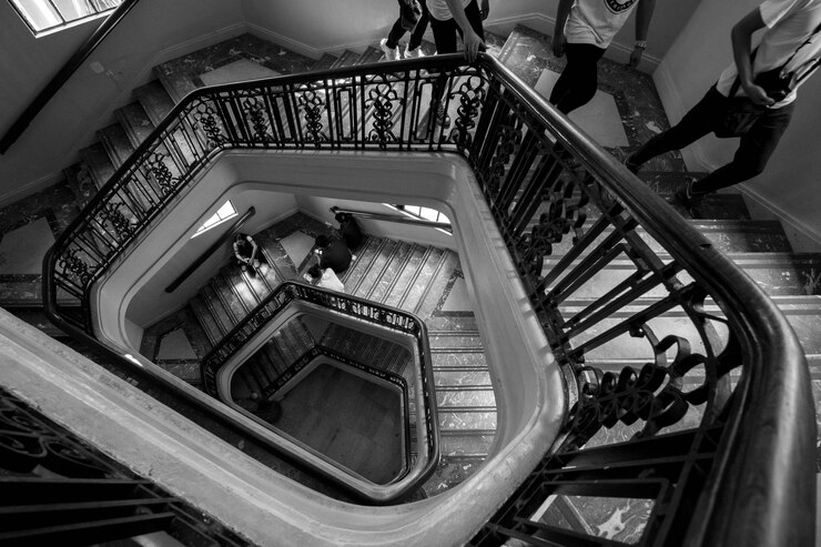 Photo high angle view of people on staircase