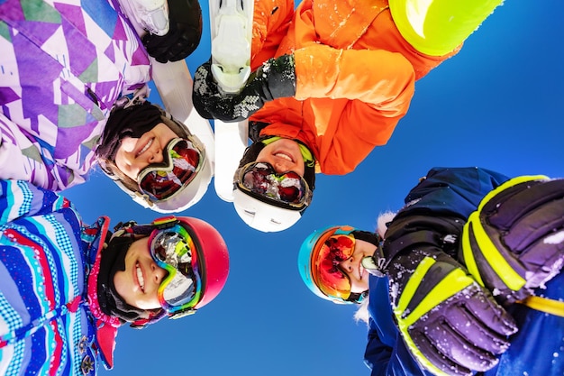 Foto vista ad alto angolo di persone in piedi sulla strada