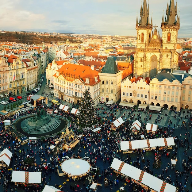 Foto vista ad alto angolo delle persone in strada tra gli edifici della città