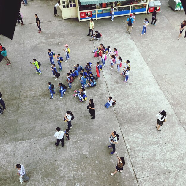 Foto vista ad alto angolo delle persone in strada