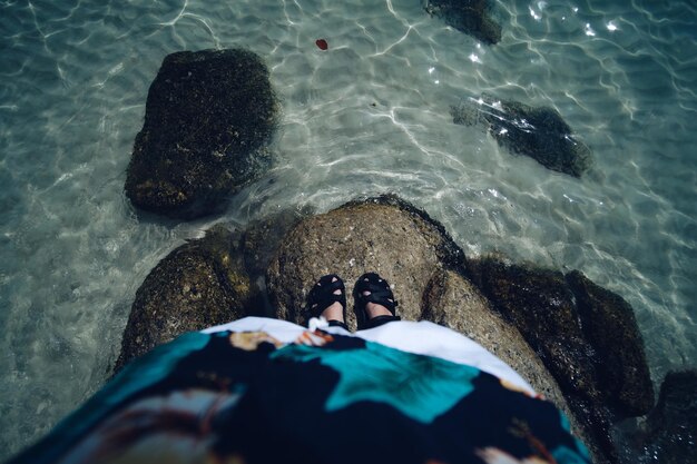 Foto vista ad alta angolazione di persone che nuotano in mare