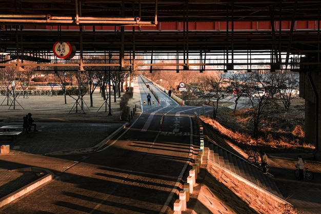Foto vista ad alta angolazione di persone che camminano sulla stazione ferroviaria