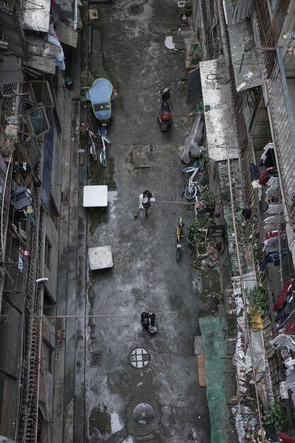 Photo high angle view of people walking on street amidst buildings