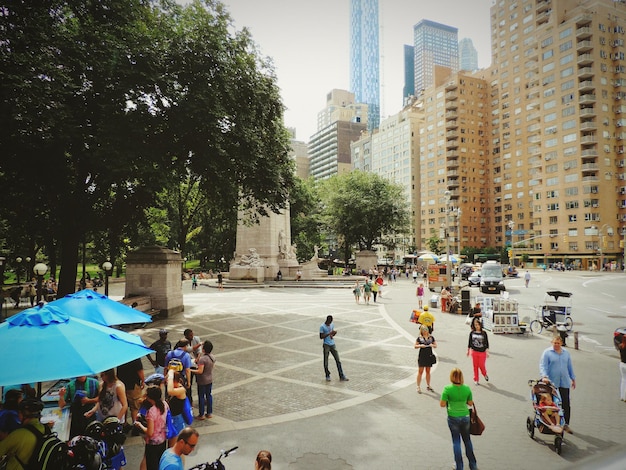 Foto vista ad alta angolazione di persone che camminano per strada in città