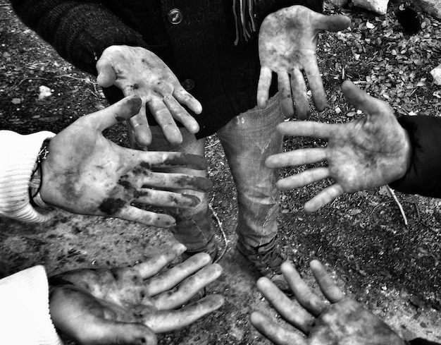 Foto vista ad alta angolazione di persone con le mani sporche