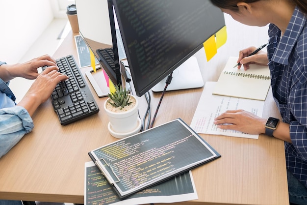 Foto vista ad alta angolazione delle persone che lavorano alla scrivania