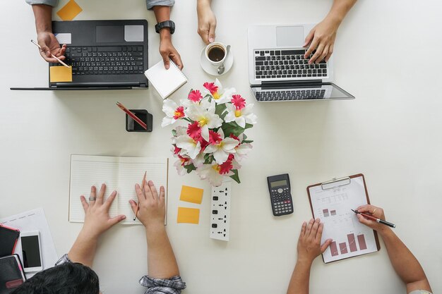 Photo high angle view of people working at table in office