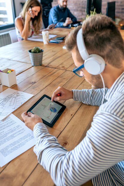 Foto vista ad alta angolazione delle persone che lavorano sul tavolo