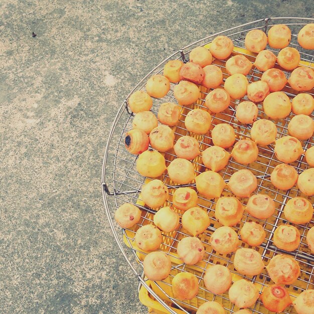 Photo high angle view of persimmons on barbecue grill