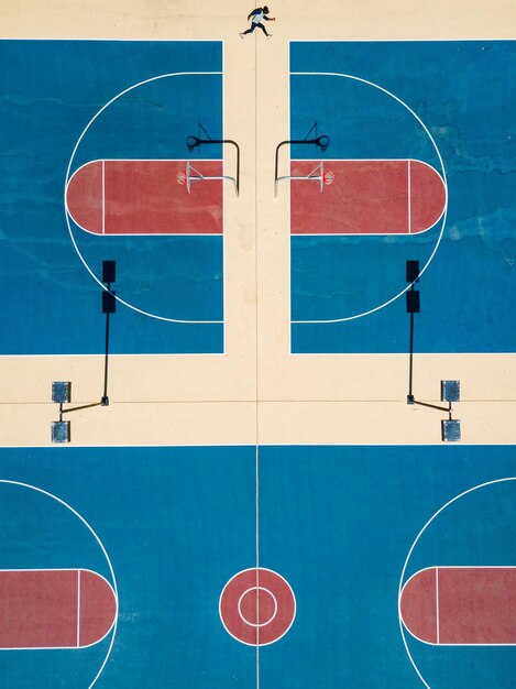 Photo high angle view of a person on a basketball court
