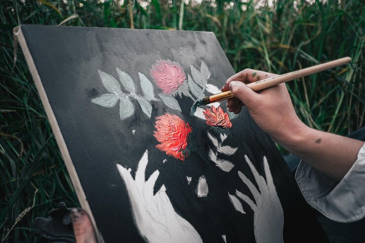 Photo 拿着红花植物的人手的高角度视图
