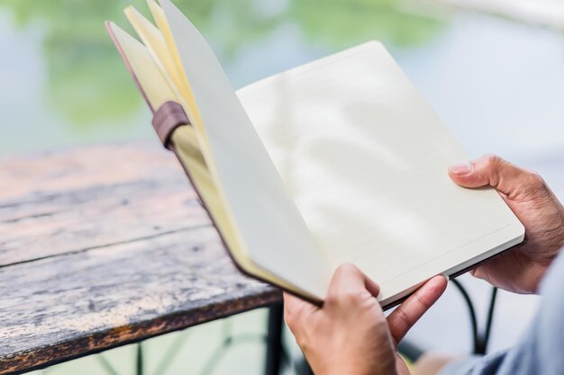 Foto vista ad alto angolo della persona che tiene il libro