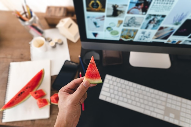 Foto vista ad alta angolazione di una persona che tiene la frutta sul tavolo