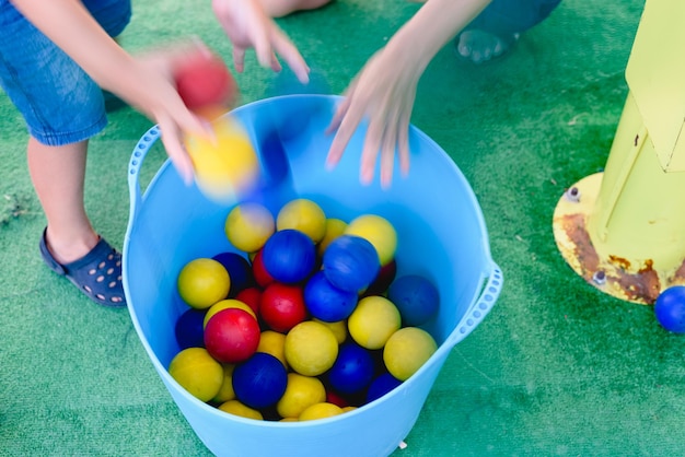Foto vista ad alta angolazione di una persona che gioca con caramelle multicolori