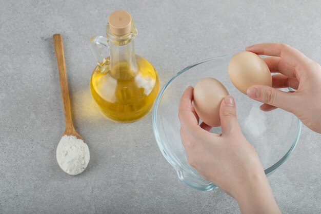 テーブルの上で食べ物を準備している人の高角度の視点