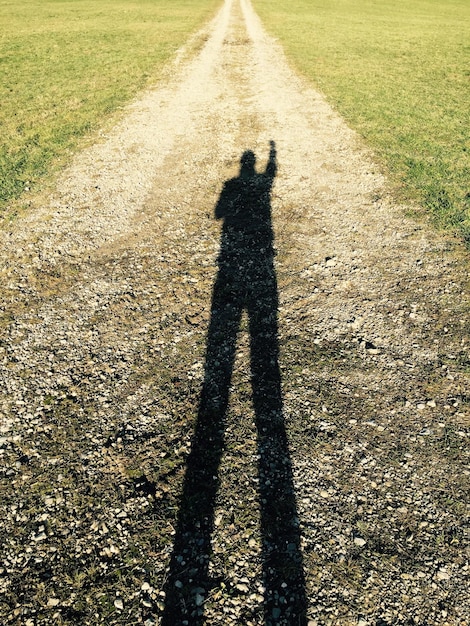 Foto vista ad alto angolo dell'ombra di una persona sul campo