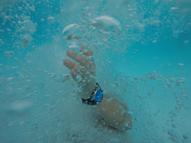 Foto vista ad alto angolo di una persona che nuota in mare