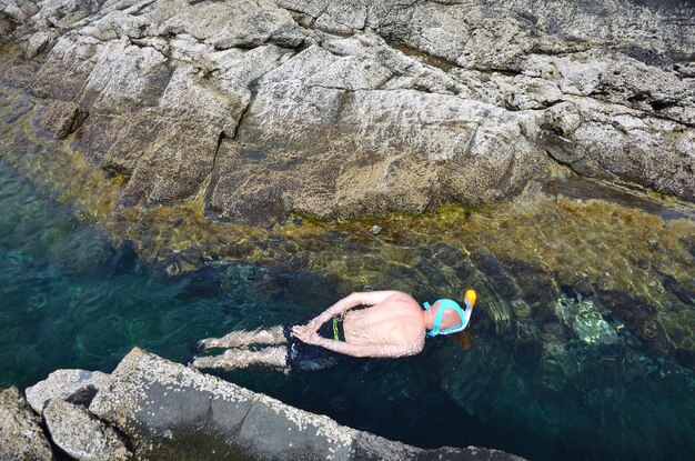 Photo high angle view of person swimming in sea