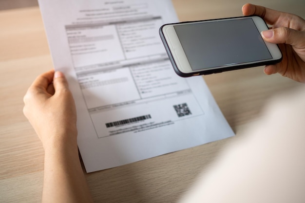 Photo high angle view of person using smart phone on table